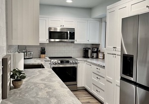 Fabulously Updated 3 BR/2BA Cottage, Pet Friendly w/fee, Amenity Cards Included!