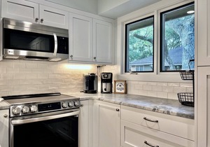 Fabulously Updated 3 BR/2BA Cottage, Pet Friendly w/fee, Amenity Cards Included!