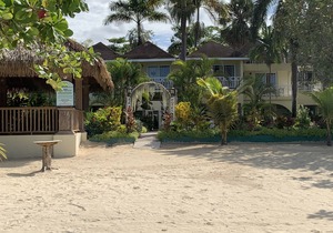 Family Comfort in Jamaica - Enjoy 7 miles of White Sand Beach! by RedAwning