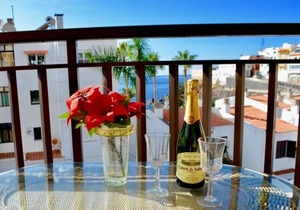 Family Flat with 3 bedrooms, 1 bathroom near ocean & Los Gigantes