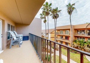 Family-Friendly Condo by the Beach w/ Free WiFi plus a Shared Pool & Pool Spa