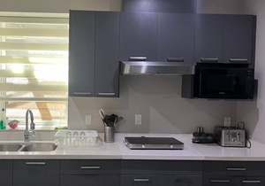 Family Friendly 3 Bed Rooms Basement Suite The Chateau - ST No. 00177094