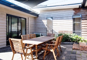 Family friendly, 5 min drive to the hot springs and a short walk to the beach.