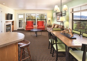 Family-Friendly Condo Near Lake w/ Full Kitchen, Fireplace, Balcony &Resort Pool