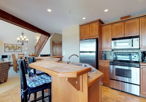 Family Lodge with a Private Hot Tub & Mountain Views, Ski-In/Ski-Out Location