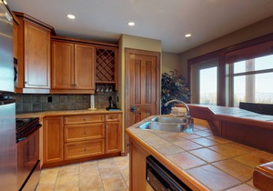Family Lodge with a Private Hot Tub & Mountain Views, Ski-In/Ski-Out Location