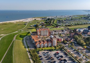 Family maisonette on the North Sea with balcony and view of the green dyke