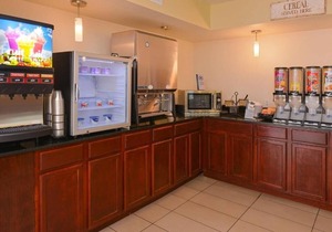 Fantastic Getaway! Three Comfy Units Pool, Breakfast, Shuttle to Parks, Parking