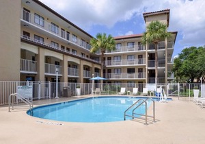 Fantastic Getaway! Three Comfy Units Pool, Breakfast, Shuttle to Parks, Parking