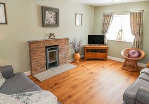 FARNDALE COTTAGE, family friendly, with a garden in Thornton-Le-Dale