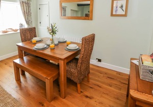 FARNDALE COTTAGE, family friendly, with a garden in Thornton-Le-Dale