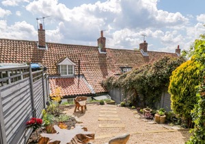 FARNDALE COTTAGE, family friendly, with a garden in Thornton-Le-Dale
