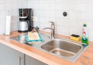 Ferienwohnung 2, rot mit 23qm, 1-2 Personen-Ferienwohnung Seepark Freiburg 2 Rot Küchenzeile