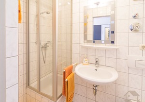 Ferienwohnung 2, rot mit 23qm, 1-2 Personen-Ferienwohnung Seepark Freiburg 2 Rot Küchenzeile