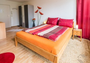 Ferienwohnung 2, rot mit 23qm, 1-2 Personen-Ferienwohnung Seepark Freiburg 2 Rot Küchenzeile