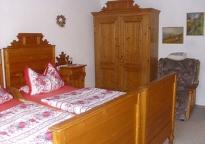 Ferienwohnung (42qm) Obergeschoß,1 Schlafzimmer, 1 Wohnzimmer, Küche extra, WLAN, max. 4 Personen