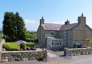 Ffermdy Caernarfon - Four Bedroom House, Sleeps 6