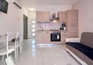 Fiorita: Brand new and modern furnished and very close to downtown and the beach