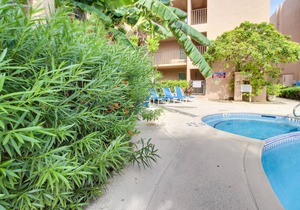 First-floor Condo with Shared Pool & Hot Tub - 1 Block to Beach