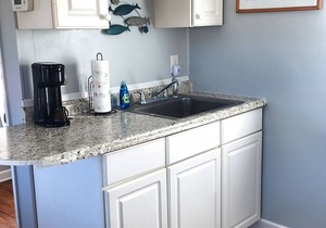 Fisherman's paradise, large covered porch, pet friendly, & close to Beaufort, NC