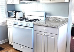 Fisherman's paradise, large covered porch, pet friendly, & close to Beaufort, NC