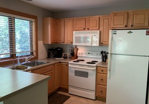 Five full bedrooms, Sleeps 17, at base of Boyne and nearly slopeside
