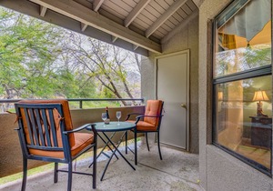 Flair of the southwest -2 bedr 2 bath condo in the Heart of Ventana Canyon!