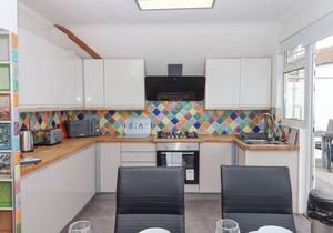 FLAT 3 CHANNEL VIEW, country holiday cottage, with hot tub in Torquay