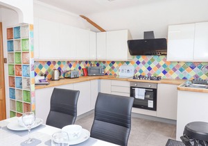 FLAT 3 CHANNEL VIEW, country holiday cottage, with hot tub in Torquay