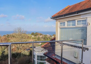 FLAT 3 CHANNEL VIEW, country holiday cottage, with hot tub in Torquay