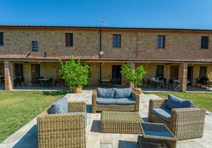 Flat with private veranda,shared pool,quiet location for a relaxing holiday,sl 6