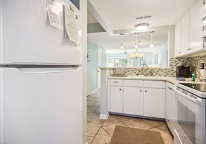 Forest Beach Townhome - Pet Friendly - 1 Block from the Beach