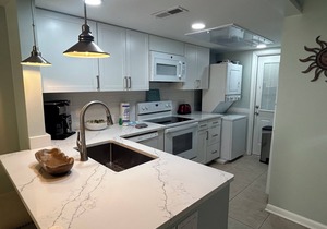 Forest Beach Townhome - 2BR/1.5 Bath - Pet Friendly - Short Walk to Beach