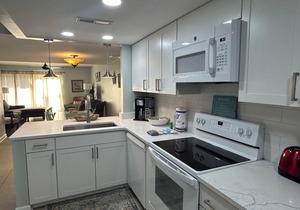Forest Beach Townhome - 2BR/1.5 Bath - Pet Friendly - Short Walk to Beach