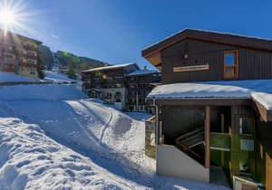 Renovated 3-Room Apartment · Near Slopes · Balcony · Sauna & Hammam Access