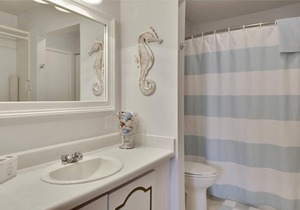 FREE Activities. Addorable efficiency with beautiful views of the ocean.