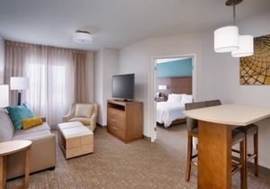 Free Breakfast. Pool & Hot Tub. Gym. Great for Business Travelers!