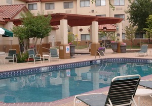 Free Breakfast. Shared Pool & Hot Tub. Studio Near Texas Tech University & University Medical Center.