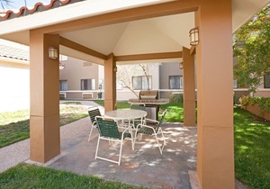 Free Breakfast. Shared Pool & Hot Tub. Studio Near Texas Tech University & University Medical Center.