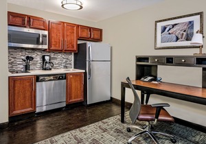 Free Breakfast. Shared Pool & Hot Tub. Studio Near Texas Tech University & University Medical Center.