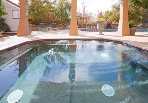 Free Breakfast. Shared Pool & Hot Tub. Studio Near Texas Tech University & University Medical Center.