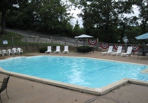 FREE NIGHT! 2 pools and a sandy swim beach. Free internet OFFSEASON ONLY