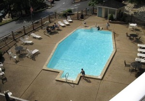 FREE NIGHT! 2 pools and a sandy swim beach. Free internet OFFSEASON ONLY