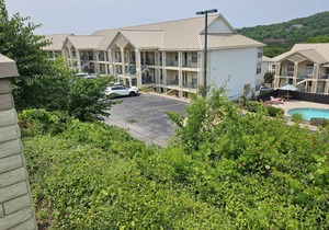 FREE SDC tic. Table Rock Lake Condo. 100 Yds. to Boat Ramp. Bring Your Boat. 3 King Beds. Awesome!