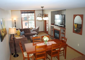 Fresh Remodel, Largest 1 Br Condo With Den, Quiet Top Floor End Unit, Sleeps 6