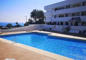 Front line, 2nd floor apartment with seaviews & private parking