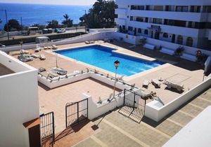 Front line, 2nd floor apartment with seaviews & private parking