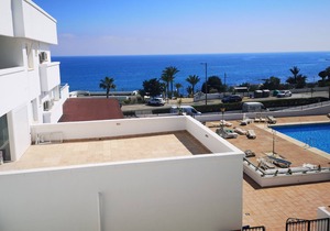 Front line, 2nd floor apartment with seaviews & private parking