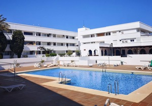 Front line, 2nd floor apartment with seaviews & private parking