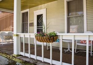 Front Porch, Sunny Coffee Nook, Gorgeous Bathroom, One block to CSU & Old Town!